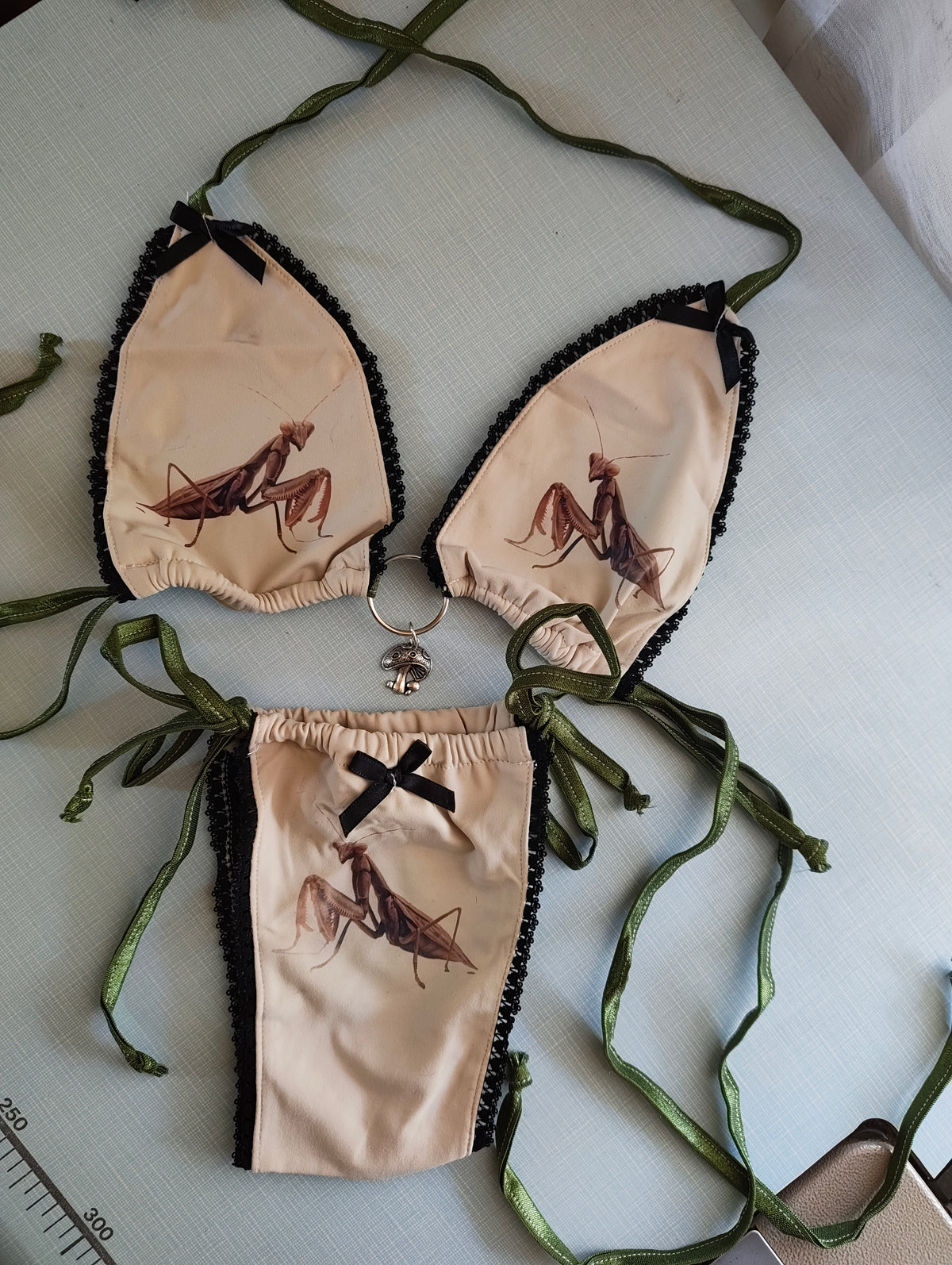 Prayingmantis bikini sample